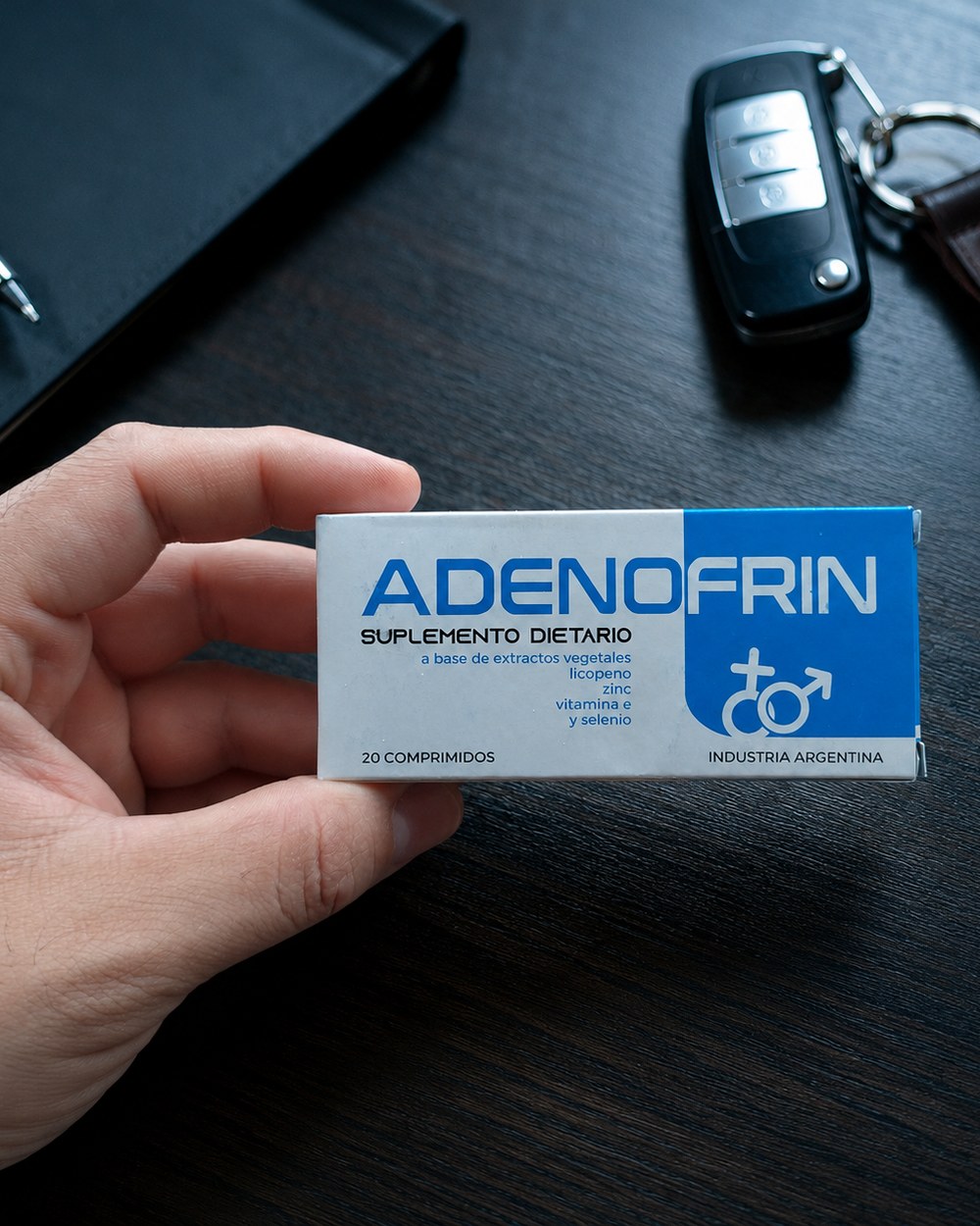Hombre sosteniendo la caja de Adenofrin